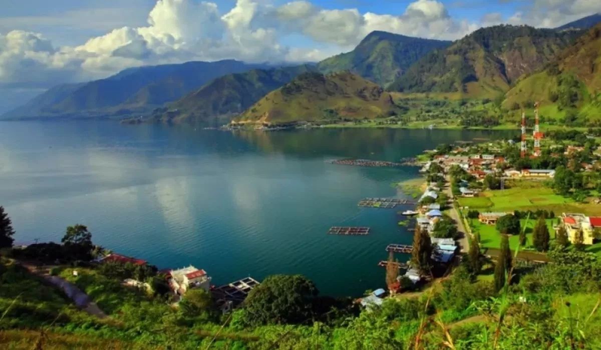 Fenomena Mistis di Danau Toba: Mitos Ikan Raksasa Penjaga Danau